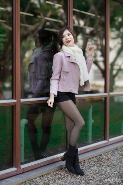 两个美女的坚挺双峰